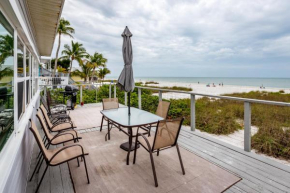 Sandy Toes Cottage, 2 Bedrooms, Sleeps 6, Beach Front, WiFi